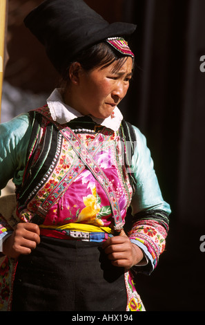 Chine Yunnan Dali Yi marché femme portant le costume traditionnel Banque D'Images