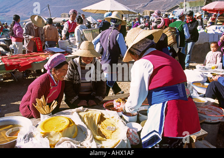 .La Chine Yunnan. La définition du marché hebdomadaire, les acheteurs de décrochage Banque D'Images