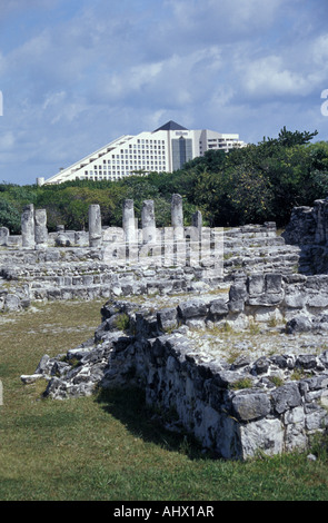 Les ruines Maya d'El Rey à l'hôtel Hilton en arrière-plan, Cancun, Quintana Roo, Mexique Banque D'Images