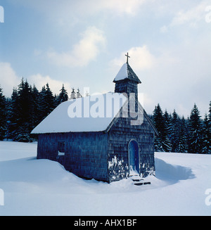 Chapelle en bois bavarois Forêt hiver neige Dreisessel après tempête de neige. Photo par Willy Matheisl Banque D'Images