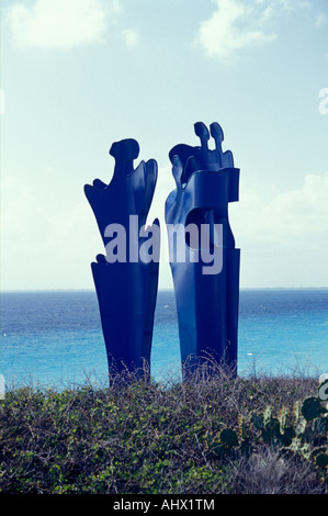 Metal sculpture intitulée Isla de Mujeres par artiste mexicaine Silvia Arana situé dans le jardin de sculpture de Punta Sur Isla de Mujeres Banque D'Images
