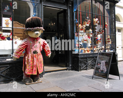 L'ours géant en face de l'anglais dans l'atelier de l'entreprise de nounours uniforme Beefeater Bath Avon Angleterre Royaume-Uni Banque D'Images