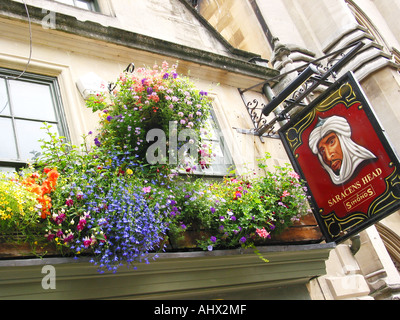 Close up of enseigne de pub sur façade de Saracen's Head Pub à Bath Avon Angleterre Royaume-uni avec des paniers de fleurs colorées Banque D'Images