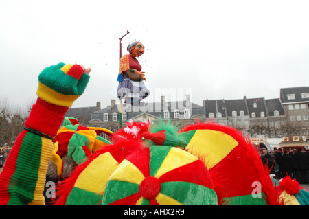 Foule carnaval traditionnel Mooswief regarder sur un pôle à Vrijthof Maastricht Pays-Bas Banque D'Images