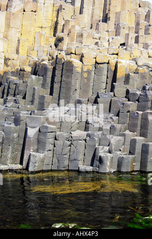 Les colonnes de basalte volcanique en résumé, l'Irlande du Nord. Banque D'Images