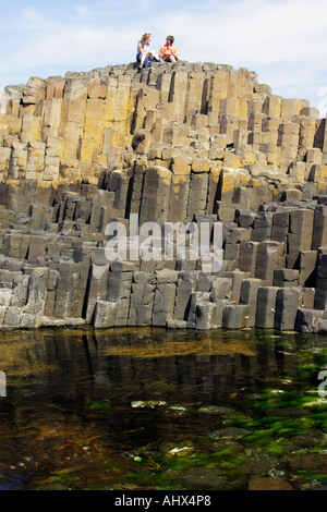 Les colonnes de basalte volcanique de la Chaussée des Géants, en Irlande du Nord. Banque D'Images