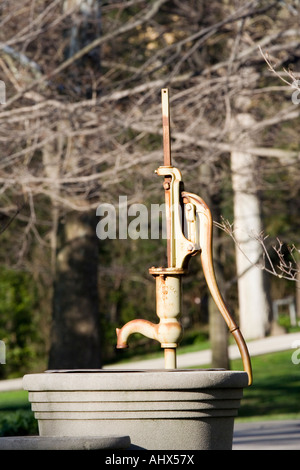 Pompe à eau mécanique à l'ancienne Banque D'Images