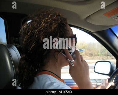 Teen-age girl with sunglasses roulant en car Banque D'Images