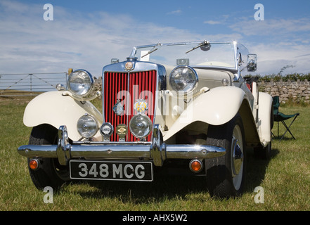 Vintage Classic car - white 1929 Humber 928 MG Voiture de sport à toit ouvert avec garniture rouge. Royaume-uni Grande-Bretagne Banque D'Images