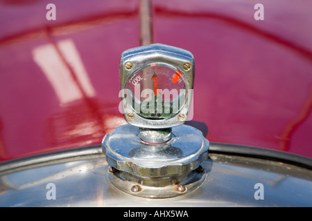 Indicateur de température calorimètre Breeden Wilmot dans close up on red/capot de voiture vintage Austin Seven Banque D'Images