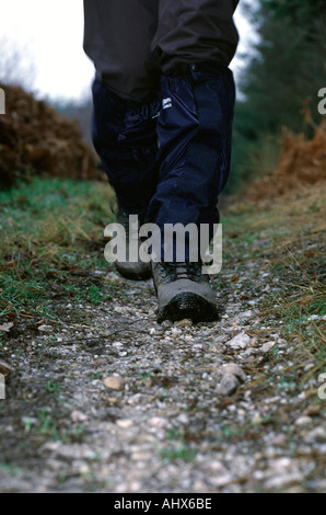 Pieds portant des bottes de randonnée et balades gaitors étanche vers l'observateur Banque D'Images