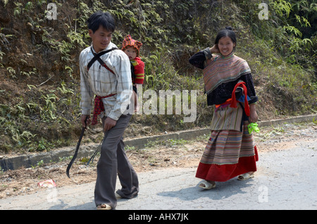 Une jeune famille de la tribu de Colline Flower Hmong, Bac Ha, près de Sapa, Vietnam Banque D'Images