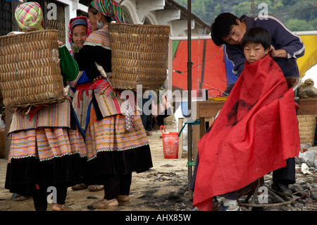 Avoir un garçon Haicut, Bac Ha Marché, près de Sapa, Vietnam Banque D'Images