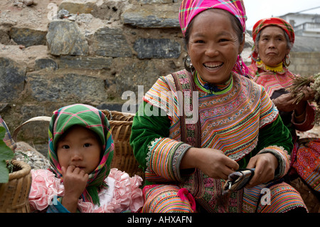 Les femmes de la colline Flower Hmong, Trlbe Marché de Cancau, près de Sapa, Vietnam Banque D'Images