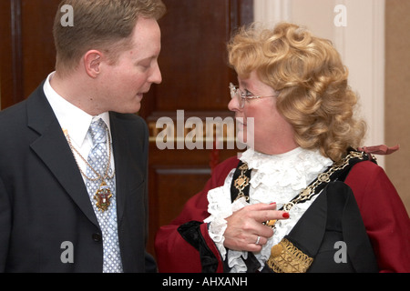 Clare Chef adjoint au maire de Richmond sur la Tamise, avec son fils à faire de mai 2005 Cérémonie Maire Banque D'Images