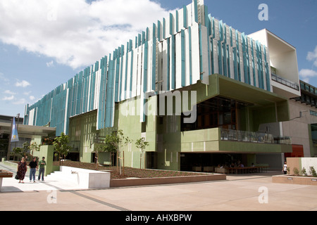 Les gens marchant à l'extérieur de la bibliothèque de l'État du Queensland à Brisbane QLD Australie Banque D'Images