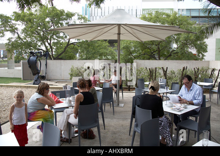 Les gens de manger en terrasse d'un café d'Art Gallery, à Brisbane Queensland QLD Australie Banque D'Images