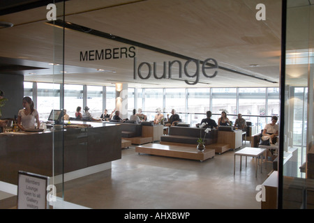 Les gens en loge des membres à l'intérieur de la galerie d'Art Moderne de Brisbane Queensland QLD Australie Banque D'Images