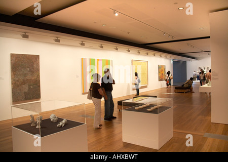 Les personnes à la recherche de points à afficher dans l'intérieur de la galerie d'Art Moderne du Queensland Brisbane QLD Australie Banque D'Images