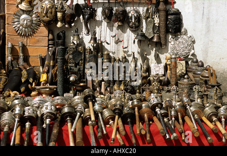 Roues à prières bouddhistes et articles rituels sur un stand de marchandises près de Boudhanath Stupa à Katmandou, au Népal. Banque D'Images