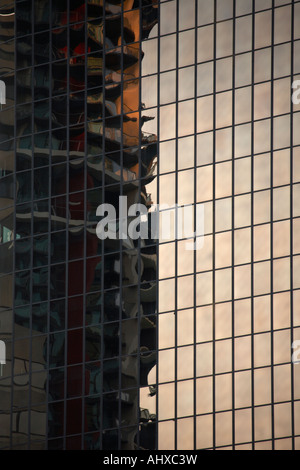 Abstract image architecturale du bâtiment de bureaux détail réflexion lumière du soir dans le Queensland Brisbane QLD Australie Banque D'Images