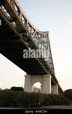 Pont à treillis en acier de l'histoire ci-dessous dans l'été du soleil du soir sur la rivière Brisbane Queensland QLD Australie Banque D'Images