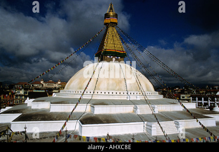 Boudhanath Stupa avec des drapeaux de prière sous des nuages sombres dramatiques, Katmandou, Népal. Monument emblématique bouddhiste et site classé au patrimoine mondial de l'UNESCO. Banque D'Images