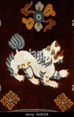 Lion de neige symbole du Tibet représenté sur un tapis traditionnel tissé à la main. Art textile détaillé représentant la mythique créature tibétaine. Banque D'Images