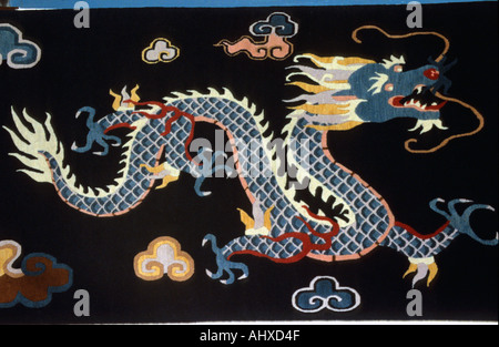 Dragon sur la fracture de tapis de Boudhanath Katmandou Népal, avec une créature mythique bleue et des nuages colorés sur un fond noir. Banque D'Images