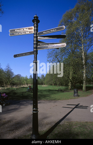 Poste de direction Cassiobury Park, Watford, Hertfordshire UK. Banque D'Images