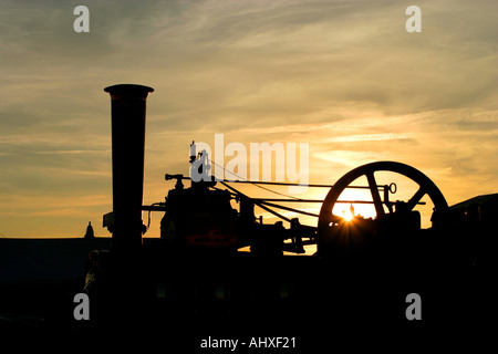 Silhouettes de moteurs à vapeur au coucher du soleil Banque D'Images