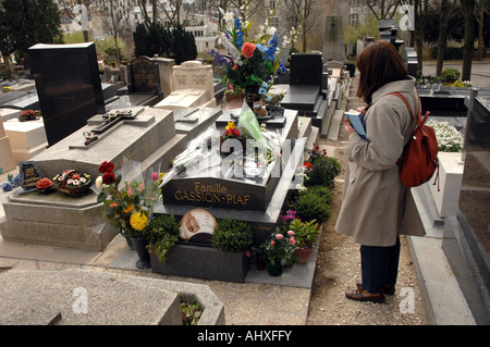 La tombe familiale de la chanteuse française Edith Piaf au cimetière du Père Lachaise à Paris. Cimetière du Père-Lachaise Banque D'Images