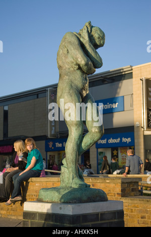 La statue de bronze d'Auguste Rodin veille à l'eau dans les jardins de Harlow, Essex, UK Banque D'Images