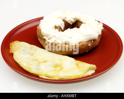 La farine complète bagel avec fromage à la crème et omelette Banque D'Images