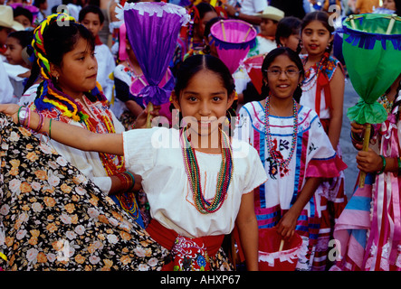 Mexican girl, danseuse en costume, Festival Guelaguetza, capitale, Oaxaca de Juarez, l'état d'Oaxaca, Mexique Banque D'Images