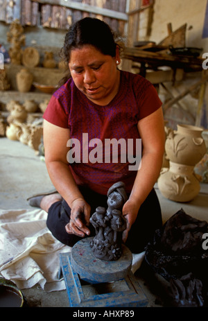 1, l'un, femme mexicaine, Maria Rojas Garcia, sculpteur, sculpture, vert-vitrage, figurine, village, Santa Maria Atzompa, État de Oaxaca, Mexique Banque D'Images