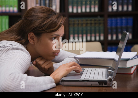 College students in computer lab Banque D'Images