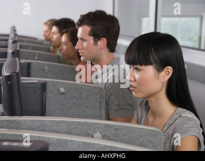 Les étudiants du Collège portant des casques in computer lab Banque D'Images