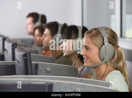 Les étudiants du Collège portant des casques in computer lab Banque D'Images