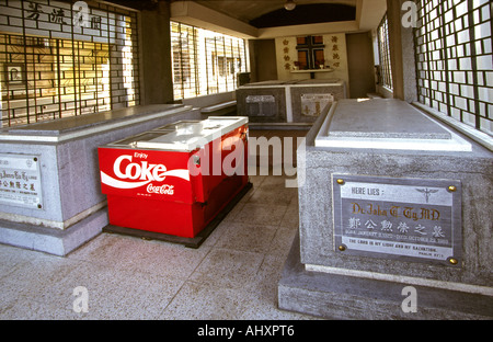 Cimetière chinois de Manille Philippines coca cola frigo parmi les tombes Banque D'Images