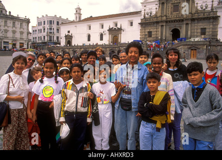 Peuple équatorien personne enfants étudiants dans la place San Francisco Plaza de San Francisco La province de Pichincha Quito Equateur Banque D'Images