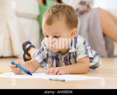 Coloriage bébé sur marbre Banque D'Images