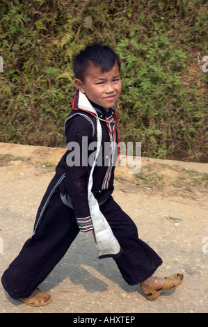Le jeune homme de la tribu Hmong Noir, SAPA, Vietnam Banque D'Images