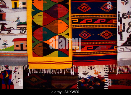 Vendeur vendeur textile vente Tapis Tapis Tapis Tapis au marché le Samedi, le Mercado de Abastos, capitale de Oaxaca de Juarez dans l'état d'Oaxaca au Mexique Banque D'Images