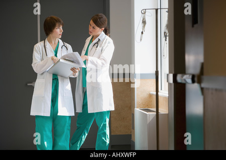 Deux femmes médecins on Banque D'Images