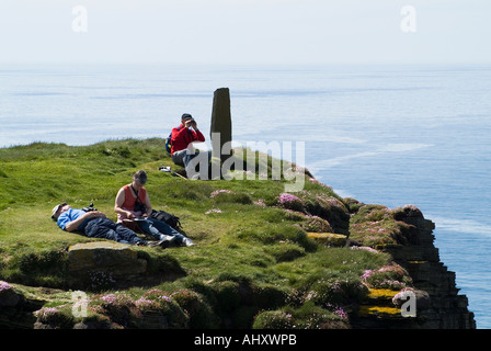 Dh Marwick Head BIRSAY ORKNEY Tourist les ornithologues, affichage de la réserve naturelle RSPB sur gerpinnes haut Banque D'Images