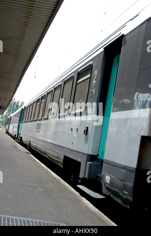 Corail ter train français sur bank Banque D'Images