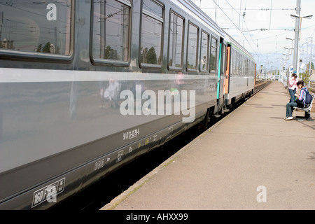 Corail ter train français sur bank Banque D'Images