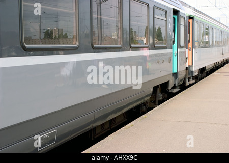 Corail ter train français sur bank Banque D'Images