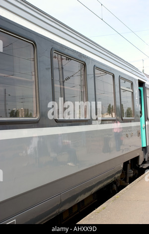 Corail ter train français sur bank Banque D'Images